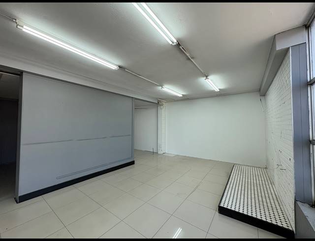 475M² SHOWROOM TO LET IN PAARDEN EILAND